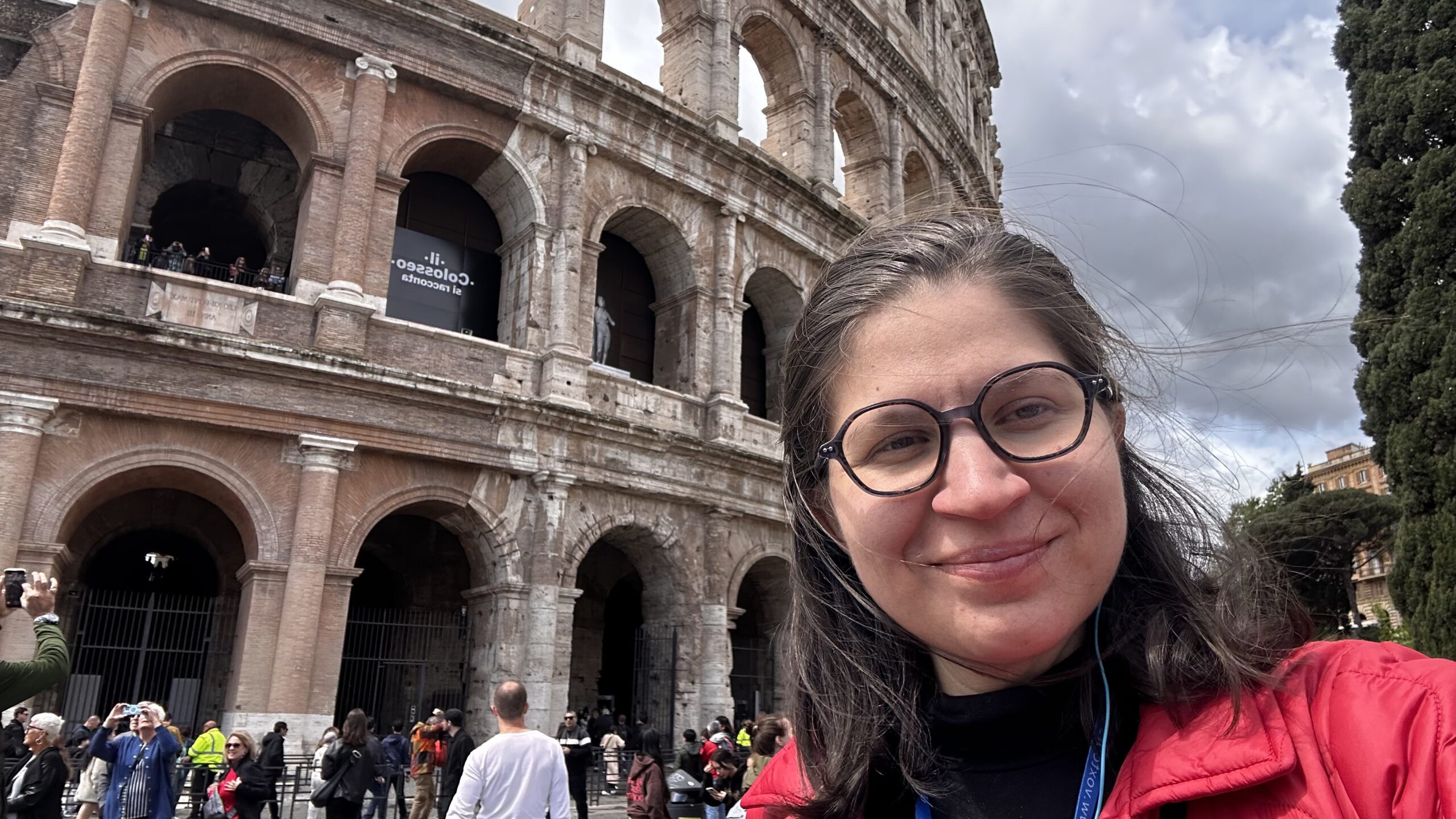 Sümeghy Kata a Colosseumnál Rómában